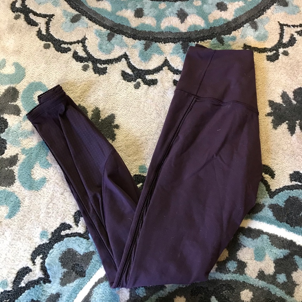 Lululemon legging 🍋 small hole in mesh!